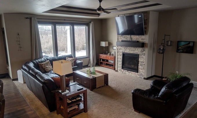 Bellevue Casa | 4-bedroom, 3-bath ranch in fabulous Green Bay. Minutes away from Lambeau Field!