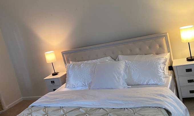 Calverton Casa | 4-bedroom 5 beds, Free parking, private entry,Free WI-FI Near Washington DC