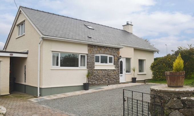 Tyn-y-Gongl Cabaña | Alojamiento de 4 habitaciones en Benllech, near Llangefni