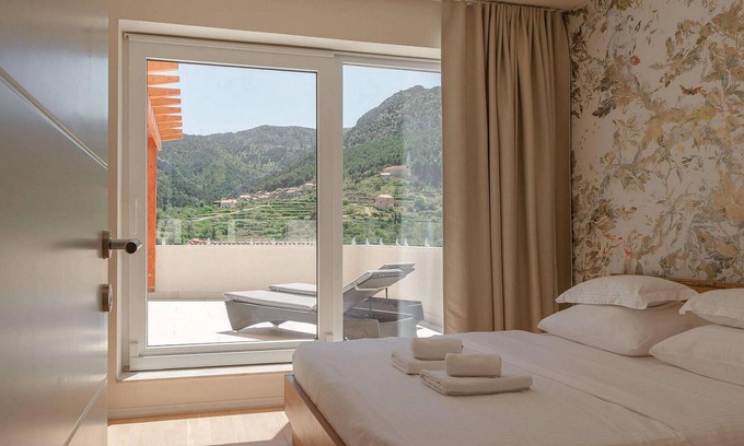 Pitve Casa | 4 bedroom accommodation in Jelsa