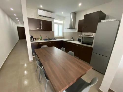 Qawra Apartamento | 4 bedroom apt 5 mins away from beach and amenities