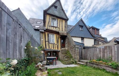 Montaubert - Rille - Saint-Sulpice Casa | 4 Bedroom Beautiful Home In Fougères