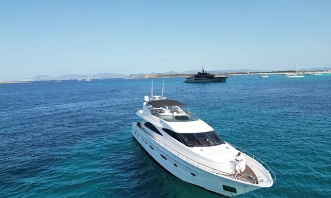 Monte Carlo City Centre Alquiler De Eote | 4-bedroom boat in wonderful Monaco with Jacuzzi