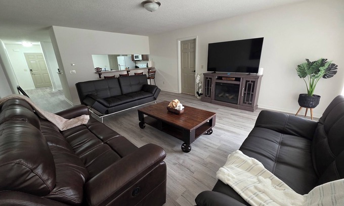 Fort Wayne Casa | 4-bedroom bungalow in awesome Fort Wayne nwith king size Bed