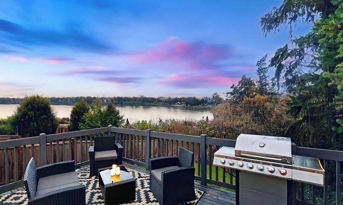 Lake City Casa | 4 bedroom bungalow with lakeview in Seattle