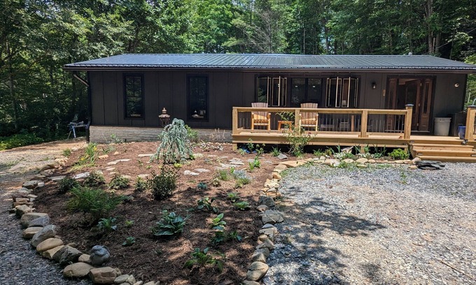 Altamont Cabina | 4-bedroom cabin in beautiful Newland with AC, Heat and WiFi. Enjoy nature
