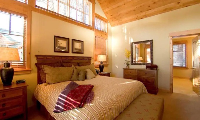 Truckee Cabina | 4 bedroom Cabin with Jacuzzi on the deck