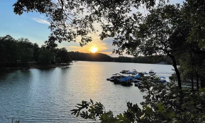 Six Mile Chalet De Esquí | 4-bedroom Chalet 9.4 Miles from Clemson