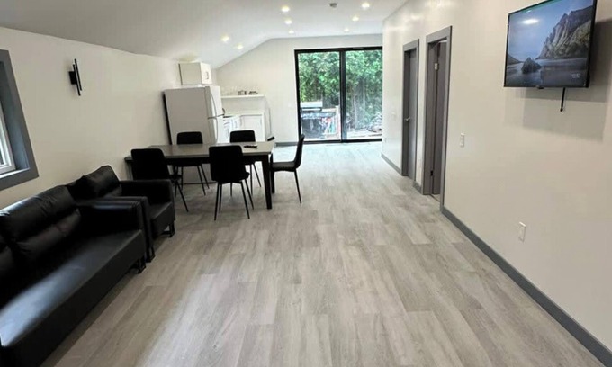 Innisfil Cabina | 4 Bedroom Cottage #1: Innisfil Resort