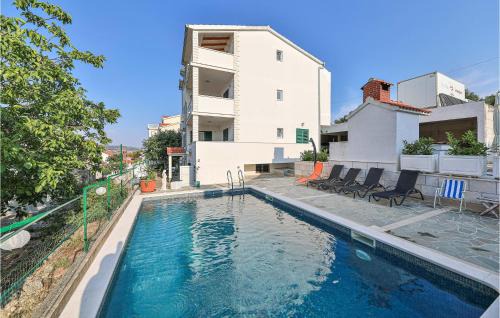 Okrug Donji Apartamento | 4 Bedroom Cozy Apartment In Okrug Donji