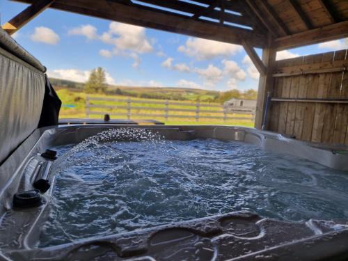 Coleraine Casa | 4 Bedroom Forest View House & Hot Tub Sleeps