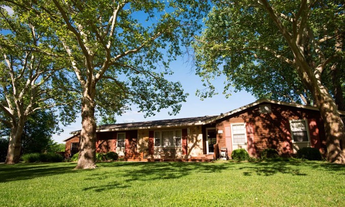 Emporia Casa | 4 Bedroom Home Central Location