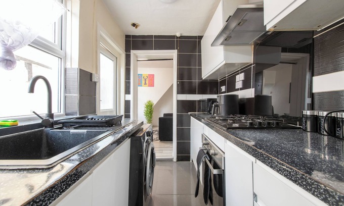 Bensham Manor Casa | 4-Bedroom, Home, Croydon, Sleeps 8! Family, Group And Contractor Friendly!