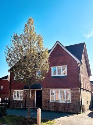 Horley Casa | 4 Bedroom home with study space