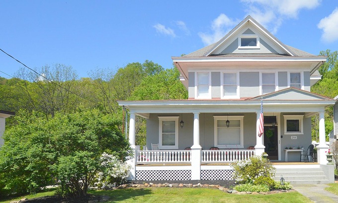 Berkeley Springs Casa | 4-bedroom house in historic Berkeley Springs with AC, WiFi & Hot Tub