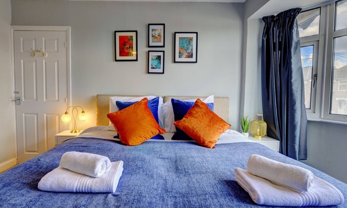 Coventry Casa | 4 BedRoom House | w/FREE Wi-fi | Parking