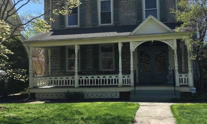 Bellevue Casa | 4-bedroom house in Bellevue with king beds. Near Cedar Point