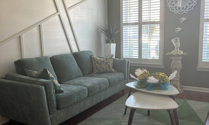 Union City Casa | 4-bedroom house in charming Union City near airport
