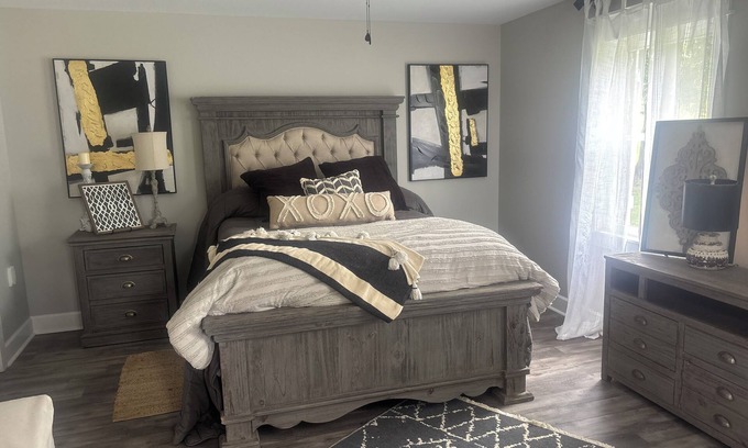 New Albany Casa | 4-bedroom house in nice New Albany with AC