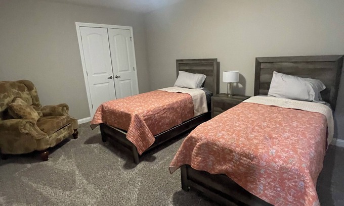 New Albany Casa | 4-bedroom house in peaceful New Albany with AC, fitness room, WiFi