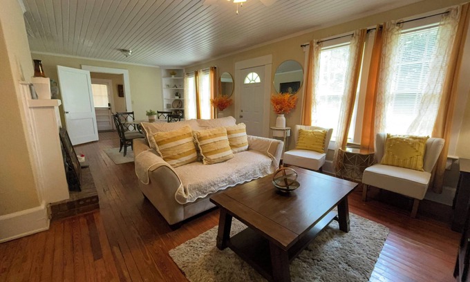 Valdosta Casa | 4-bedroom house in peaceful Valdosta 4 queen beds, 3 sofa beds w/ full amenities