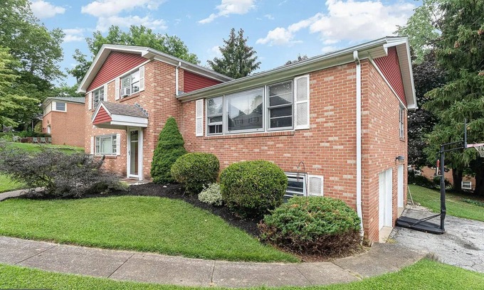 East York Casa | 4-bedroom house in welcoming East York with WiFi, AC