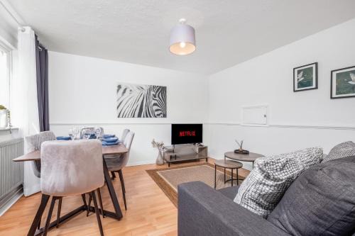 Cambridge Apartamento | 4 Bedroom House with Parking & Garden by Cherry Inn Short Let's & Services Accomodation