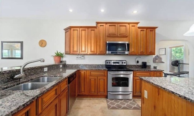 Norfolk Villa | 4 Bedroom house with POOL, 5 mins. walk to BEACH!