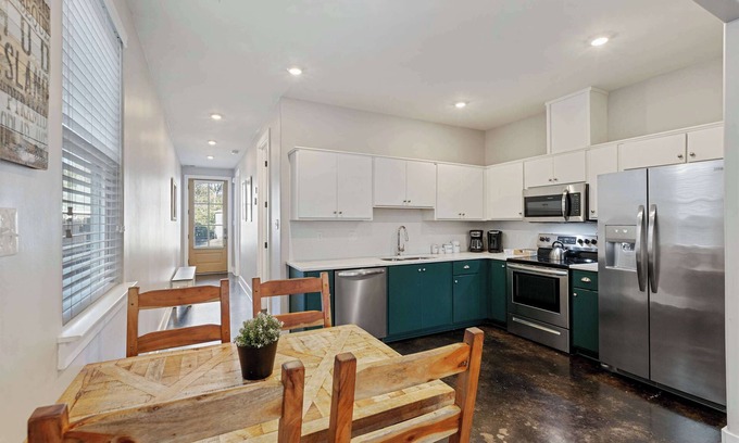 Cooper-Young Historic District Casa | ⭐️ 4 BEDROOM in 💙 of COOPER YOUNG ⭐️