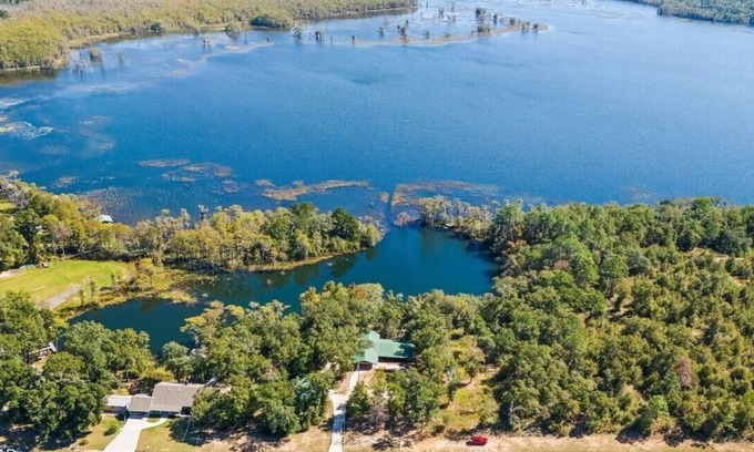 Chipley Casa | 4-bedroom Lake House 45 Minutes from the Beach!