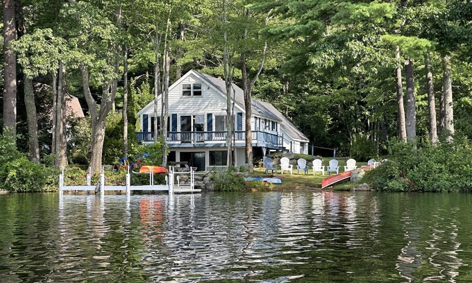 South Casco Casa | 4 Bedroom Lake House with Sandy Entrance & Boat Dock
