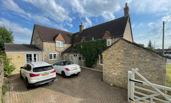 Lavendon Casa | 4-Bedroom Limestone Country House - Large Garden, Field view, Gazebo Fire Pit