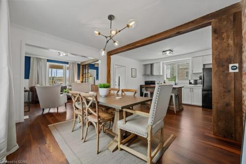Kitchener Apartamento | 4 Bedroom Luxury House, Free Parking, Next to LRT, Kitchener Downtown, near Chicopee Ski Club