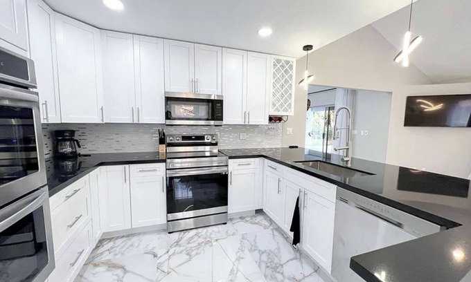 Greenview Shores Casa | 4-bedroom Luxury Modern Lake Front House in fabulous Wellington