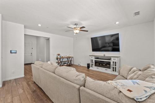Tulare Casa | 4 Bedroom Modern Oasis Near Sequoias