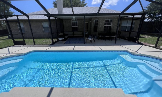 Navarre Casa | 4-bedroom oasis in Navarre with enclosed heated pool