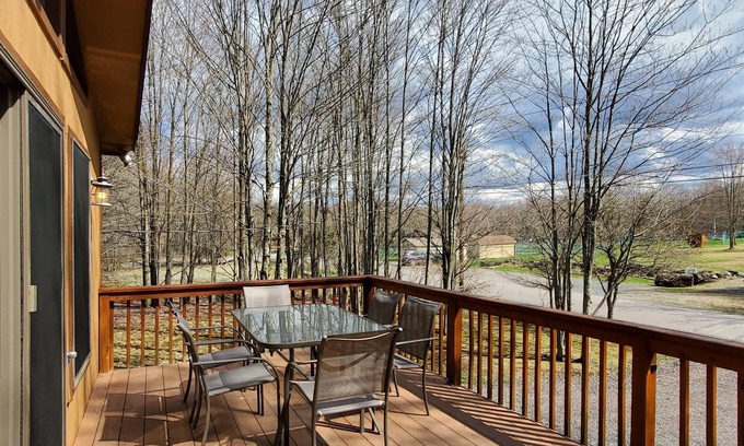 Greentown Casa | 4 Bedroom Poconos Lake House Getaway