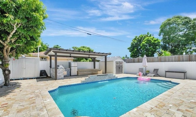 Greenacres Casa | 4-bedroom pool house in beautiful West Palm Beach with WiFi, AC. Near Airport!