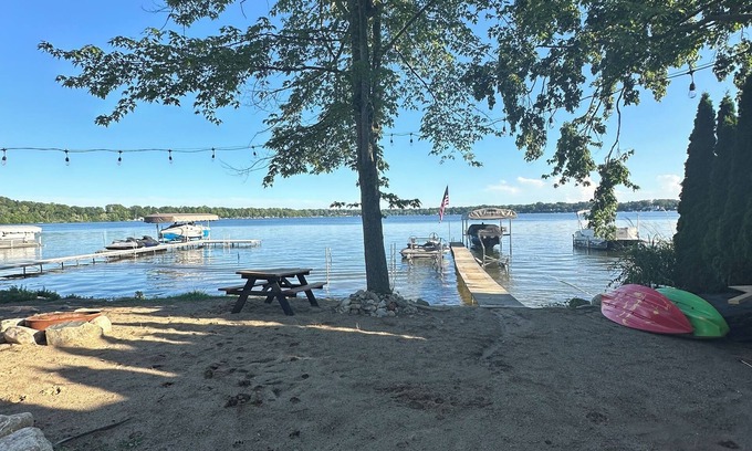 Dowagiac Casa | 4 bedroom Retreat at Tice beach on Indian lake