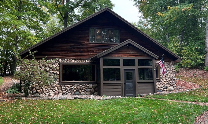 Maple City Cabina | 4 Bedroom Rustic and Secluded Cabin. Dogs Welcome!