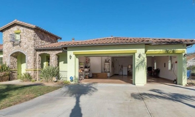 Alessandro Heights Apartamento | 4 Bedroom Single family L-594109 by Houzlet