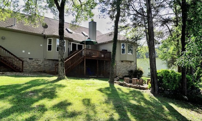 La Vergne Casa | 4 Bedroom Sleeps 10 with Huge Outdoor Space