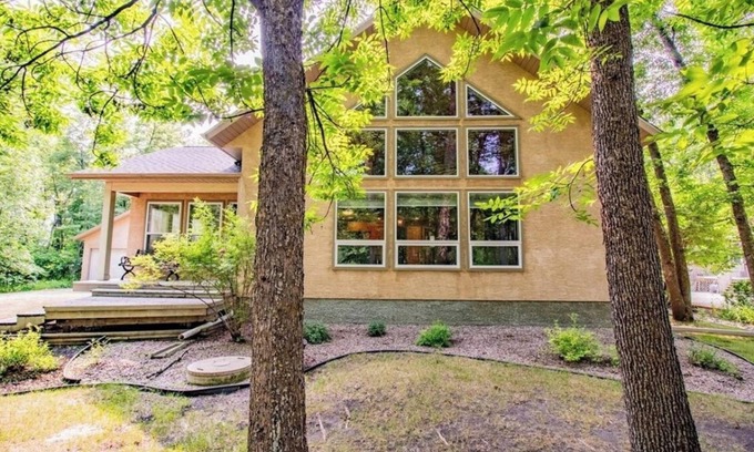 Gimli Casa | 4 Bedroom Steps From the Lake