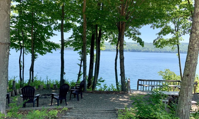 Skaneateles Casa | Entra en la naturaleza en la cabaña del lago Skaneateles.