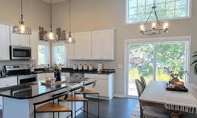 Savage Casa | 4-bedroom vacation home 18 minutes from Mall of America