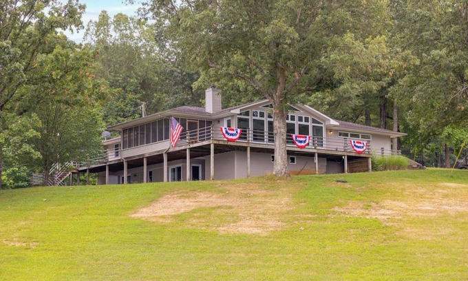 Eddyville Casa | 4-bedroom Waterfront Home on Lake Barkley at Eddy Creek Marina Resort.