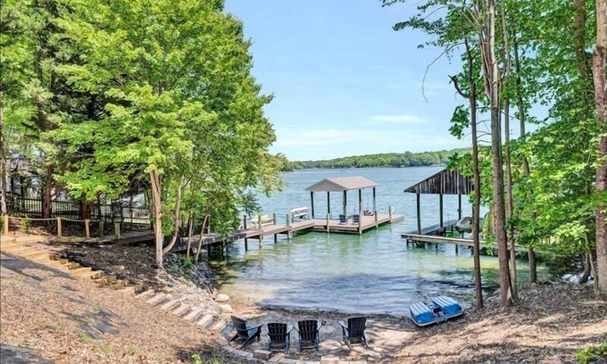 Huddleston Casa | 4 Bedrooms, 1 Flex Room, 4 Bathrooms! Beautiful Home with SANDY BEACH! Occupancy 8! HOT TUB! Come