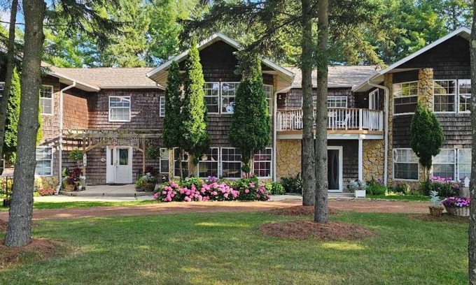 Sturgeon Bay Casa | 4 bedrooms, 2 bathrooms and a three-season playroom, Second-floor Unit.