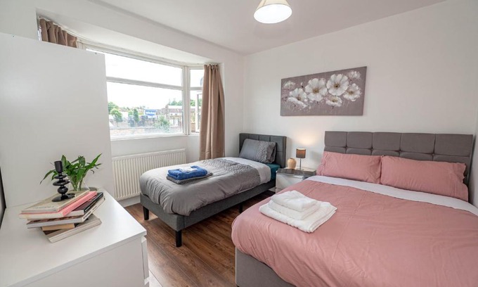 Greenwich Casa | 4 bedrooms,2 bathrooms house with free parking