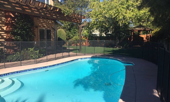 Walnut Creek Casa | 4 dormitorios y 3 baños completos + oficina en Walnut Creek. Gran patio con piscina!